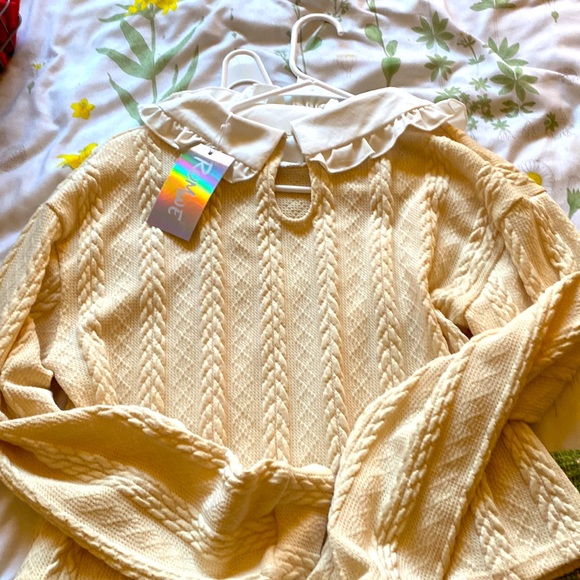 ✨Super Cute Pastel Yellow Frilly Collar Sweater!!✨ - Picture 2 of 6